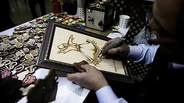 Konyalı usta el emeğiyle dağladığı ahşabı Mevlana temalı eserlere dönüştürüyor