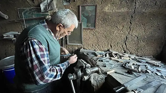 Konyalı usta ürettiği boynuz saplı bıçaklarla mesleğini yarım asırdır sürdürüyor