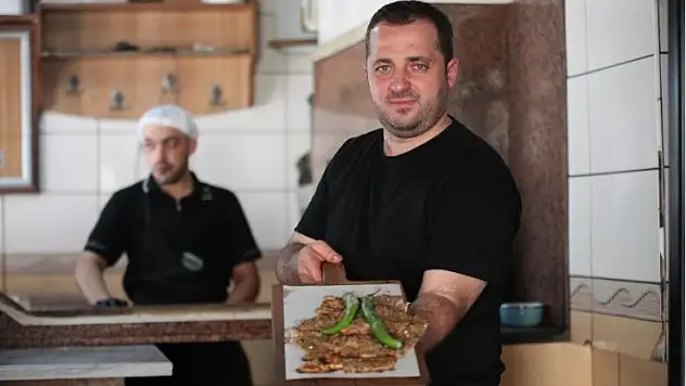 Konyalı ustalar, milli maç için Konya'ya gelen misafirleri etliekmek yemeğe davet etti
