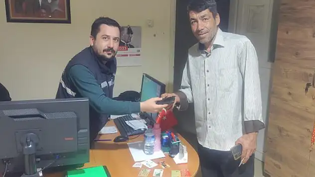 Konyalı vatandaş, polis memurlarının sayesinde Sinop'ta kaybettiği cüzdanına kavuştu