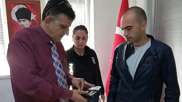 Konyalı vatandaş sokakta bulduğu cüzdanı zabıtaya teslim etti