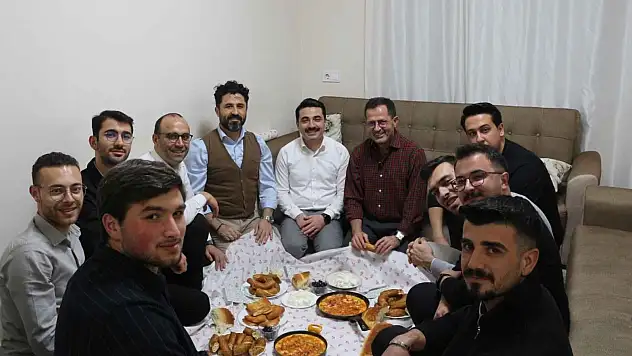 Konyalı Vekil öğrencilerle beraber sahura menemen hazırladı