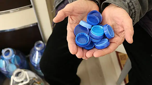 Konyalı Yakup dede, mavi kapak toplama tutkusundan vazgeçmiyor