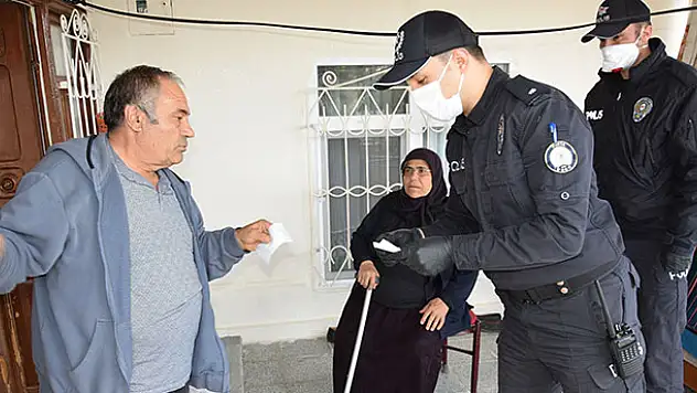 Konyalı yaşlı çiftten Milli Dayanışma Kampanyası'na destek