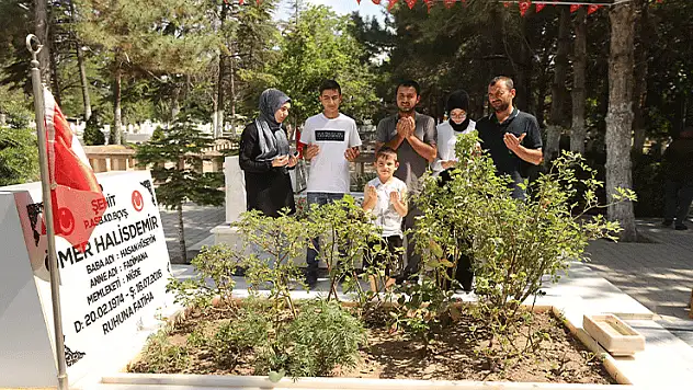 Konyalılar, 15 Temmuz kahramanı şehit Ömer Halisdemir'in kabrine akın etti