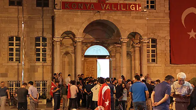 Konyalılar darbe endişesiyle sokağa döküldü