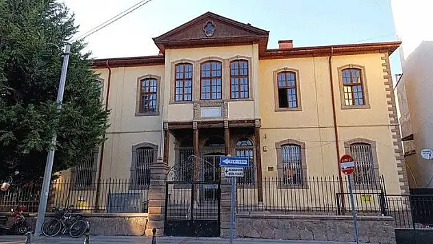 Konyalıların her gün önünden geçtiği Amerikan Oteli, yıllara meydan okuyor