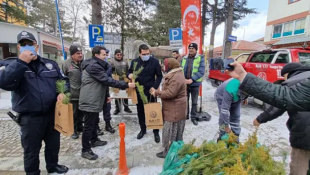 Konya'nın 4 ilçesinde vatandaşlara 20 bin adet ücretsiz fidan dağıtıldı
