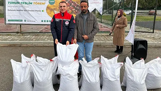 Konya'nın Beyşehir ilçesinde çiftçilere kırmızı mercimek tohumu dağıtıldı