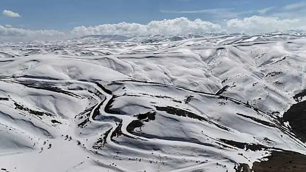 Konya'nın güneyinde bahara rağmen kar manzarası