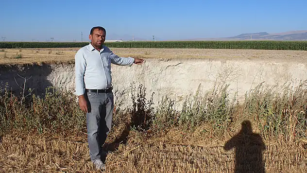 Konya'nın Karapınar ilçesinde 1'i ev yakınında 3 yeni obruğun oluşması vatandaşları korkuttu