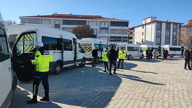  Konya'nın Kulu ilçesinde öğrenci servis araçları denetimi devam ediyor.