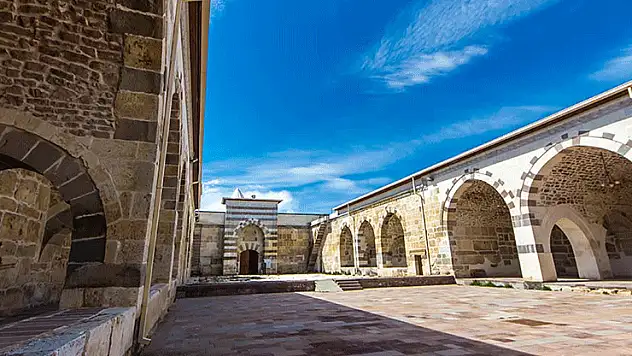 Konya'nın sessiz hazinesi, asırlık yolcularını ağırlamaya devam ediyor
