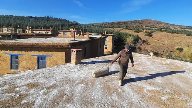 Konya'nın Sonsuz Şükran Köyü'nde toprak damlarda kış hazırlığı başladı