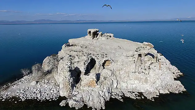 Konya'nın sular içindeki kız kalesi ilgi bekliyor