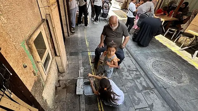 Konya'nın tarihi çarşısındaki 2 asırlık taş oyma sebilin soğuk su geleneği sürdürülüyor