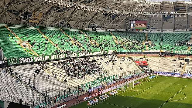 Konyaspor 3 üst tribünü kapattı