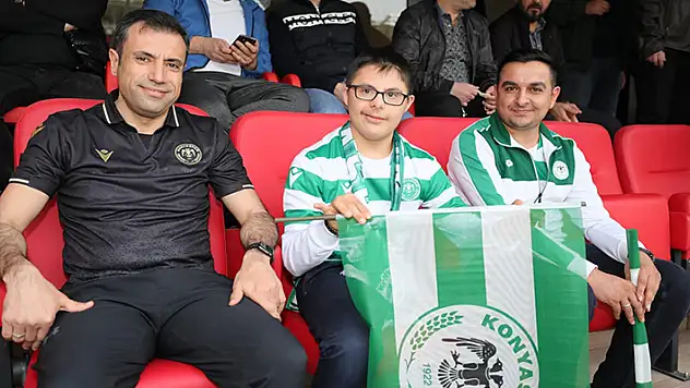 Konyaspor Başkanı Özgökçen, down sendromlu Ebubekir ile Göztepe maçını seyretti
