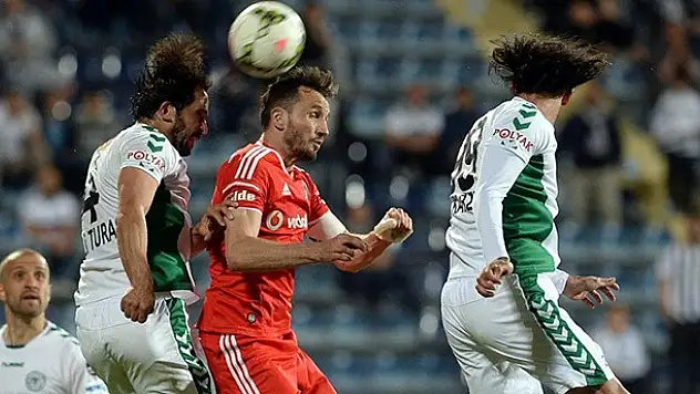 Konyaspor Beşiktaş'ı şampiyonluktan etti