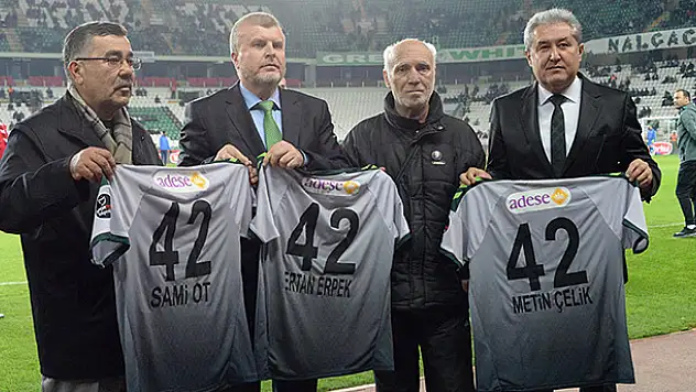 Konyaspor'da eski futbolcular Osmanlı maçı öncesi ödüllendirildi