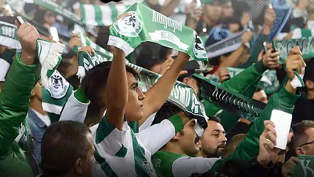 Konyaspor'da futbolculardan taraftara jest!