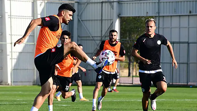 Konyaspor'da stoper arayışları