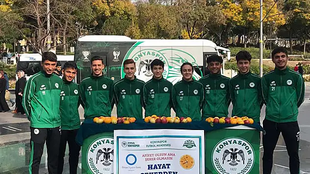Konyaspor Futbol Akademisi sporcuları diyabet gününde vatandaşlara meyve ikram etti