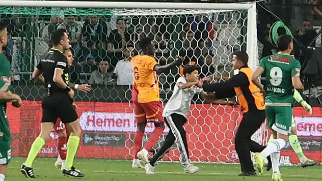 Konyaspor - Galatasaray maçında sahaya taraftar girdi