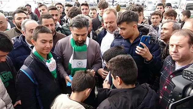 Konyaspor ile yolları ayrılan İlhan Palut'u taraftar uğurladı
