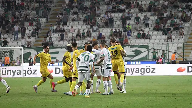 Konyaspor - İstanbulspor maçının son dakikalarında tartışma çıktı
