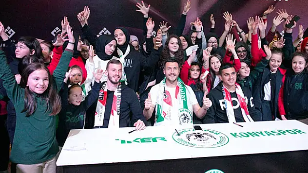 Konyaspor'lu futbolcular imza  gününde