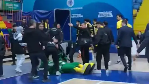 Konyaspor maskotu kavgaya karıştı!