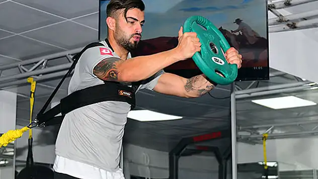 Konyaspor  salonda kuvvet çalıştı