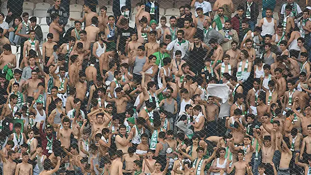 Konyaspor taraftarı maçı çıplak izledi