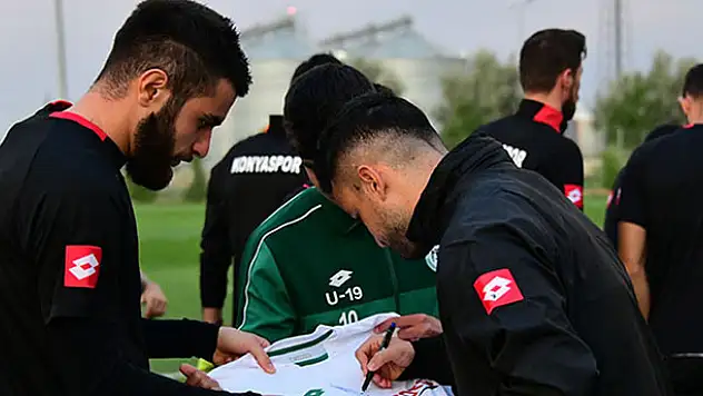 Konyaspor, top toplayıcı genci gole katkısı nedeniyle ödüllendirdi