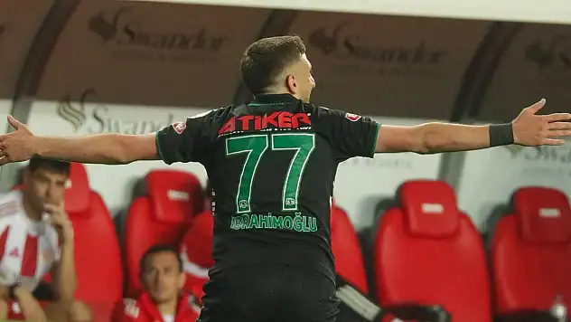 Konyaspor'un başarılı ismi ilki yaşadı