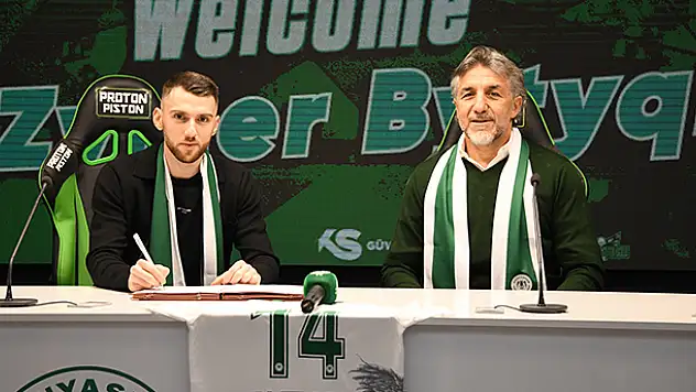 Konyaspor'un Kosovalı transferi imzaladı! Zümer Bütüçi resmen Kartal'da