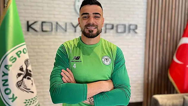 Konyaspor'un savunma oyuncusu Adil Demirbağ rakip golcülere geçit vermiyor
