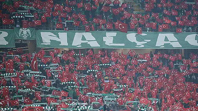 Konyaspor ve Kayserisporlu futbolcular polise karanfil verdi