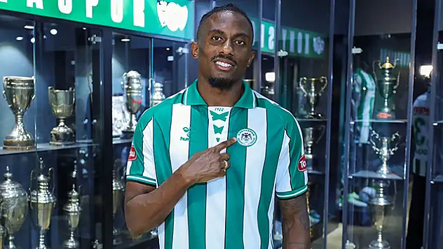 Konyaspor yeni transferine imzayı attırdı