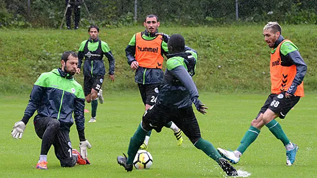 Konyaspor yoğun yağmur altında çalıştı