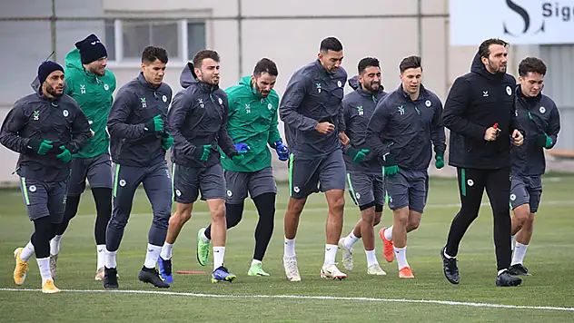 Konyaspor, zirve yarışından kopmak istemiyor

