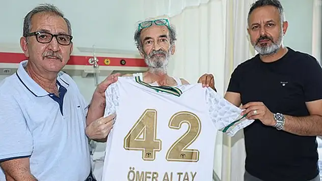 Konyaspor'dan kanser tedavisi gören gazeteciye moral ziyareti
