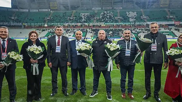 Konyaspor'dan öğretmenlere çiçek