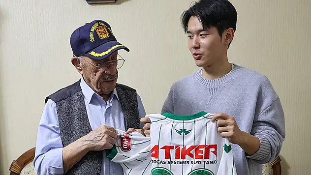 Konyasporlu futbolcu Kore gazisi ile buluştu
