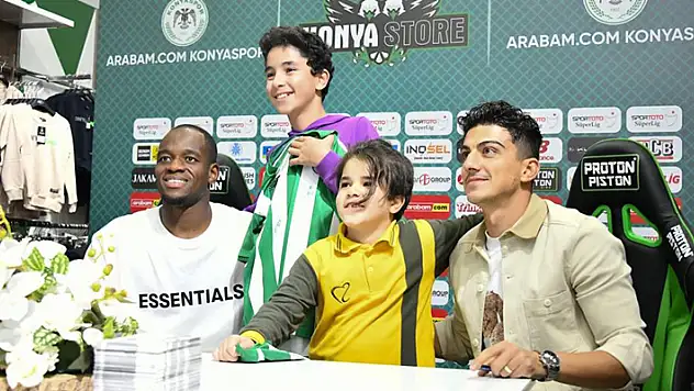 Konyasporlu futbolcular imza gününde taraftarlarla buluştu
