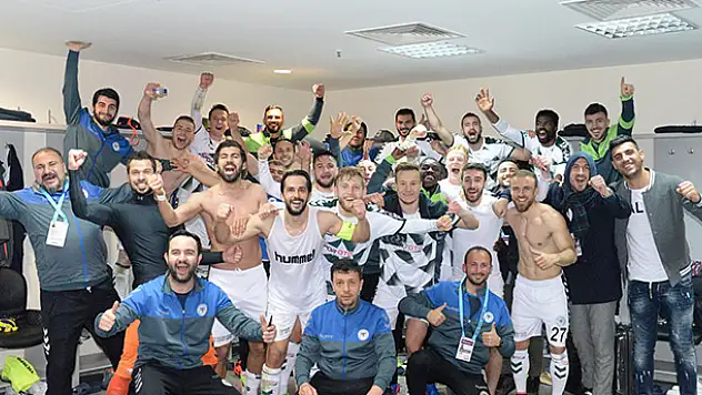 Konyasporlu futbolculardan Kadıköy pozu