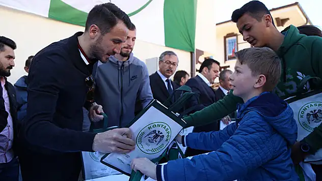 Konyasporlu futbolculardan 'şivlilik' etkinliği