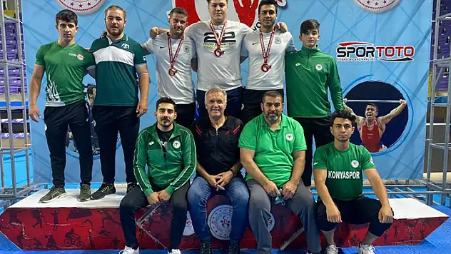 Konyasporlu halterciler kürsüde 