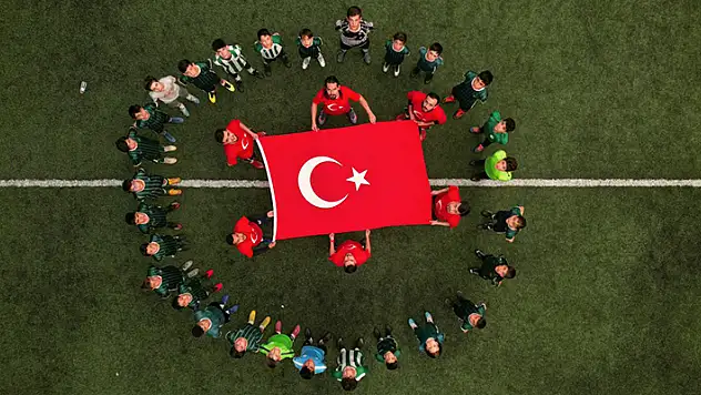 Konyasporlu miniklerin Cumhuriyet coşkusu